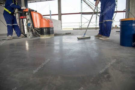 Équipe de nettoyage intervenant après des travaux de construction