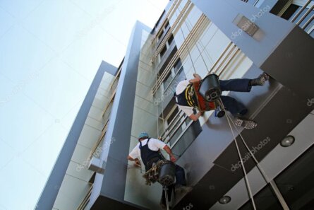 Technicien d’AM Nettoyage nettoyant une façade vitrée en hauteur dans le canton de Vaud