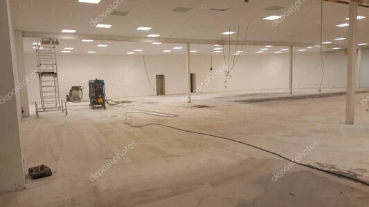Locaux neufs encore poussiéreux avant nettoyage après travaux