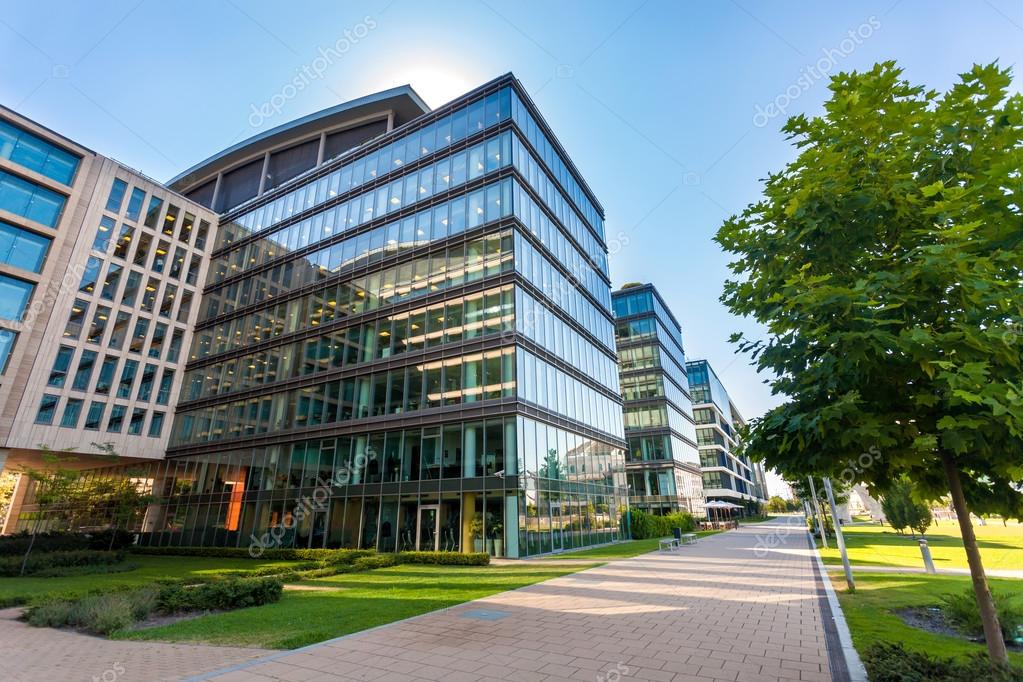 Façade vitrée d’un bâtiment public après nettoyage complet