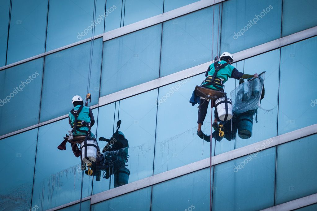 Vitres d’un immeuble de bureaux nettoyées en hauteur avec nacelle